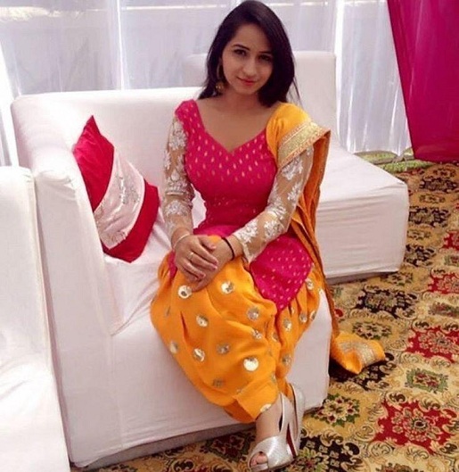 Pink og gul Punjabi Salwar -dragt