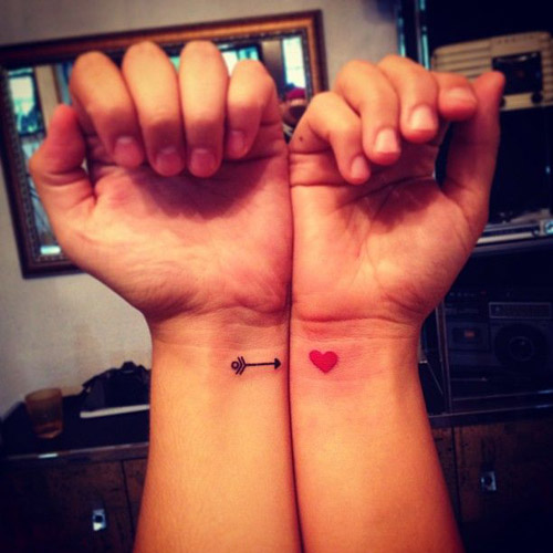 Hjerte- og pilepar tatoveringer på håndleddet