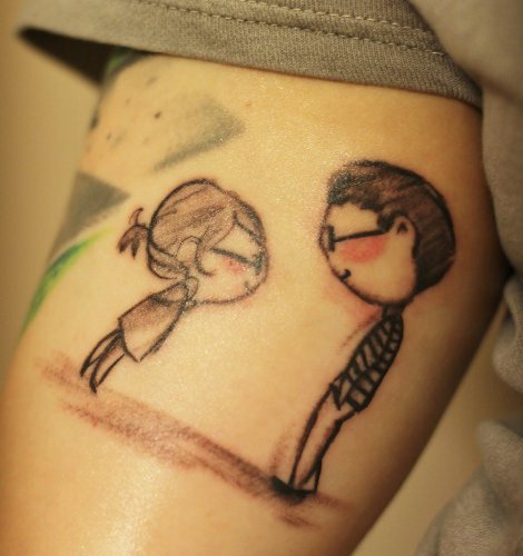 Dreng og pige par tatoveringer på overarmen