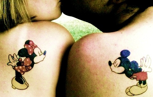 Mickey és Minnie pár tetoválása a vállán