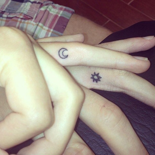 Sol og måne par tatoveringer på fingre