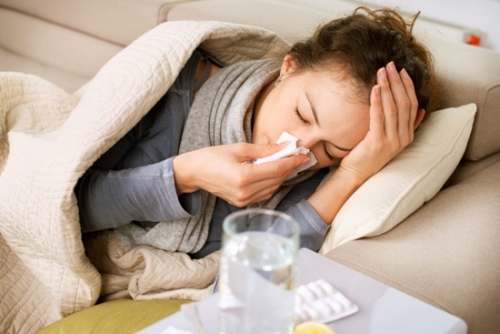årsager og symptomer på influenza