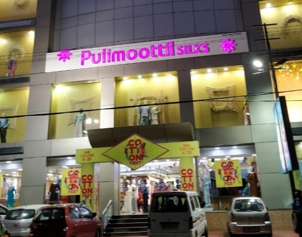 Pulimoottil silkebutikker i Kerala