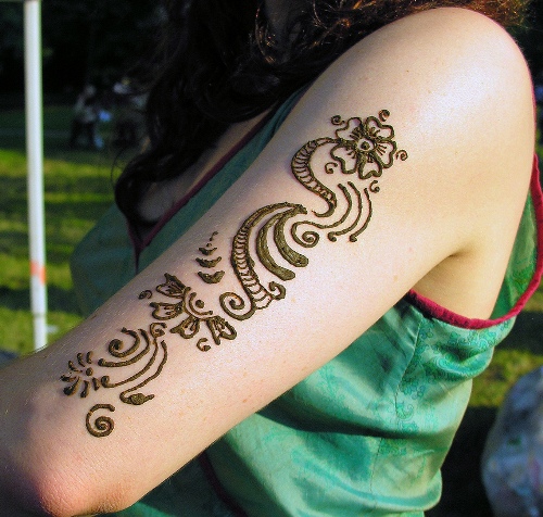 Mehndi tatoveringsdesign til overarme