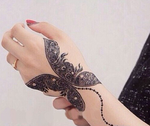 Pillangó Mehndi tetoválás a kezében