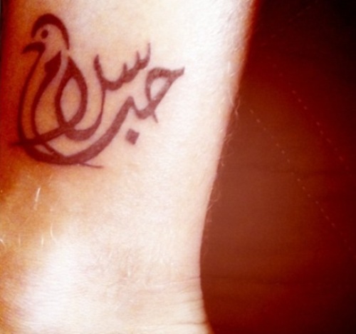 Arabisk tatovering på håndleddet - fred og kærlighed