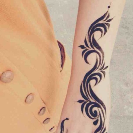 Arabisk design med sort henna tatovering