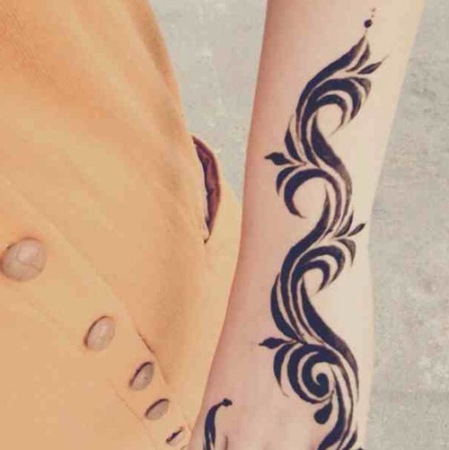 Arab design fekete henna tetoválással
