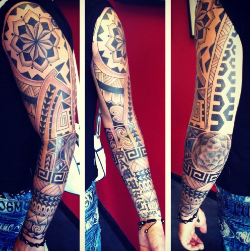 Geometrisk tatovering med fuld arm