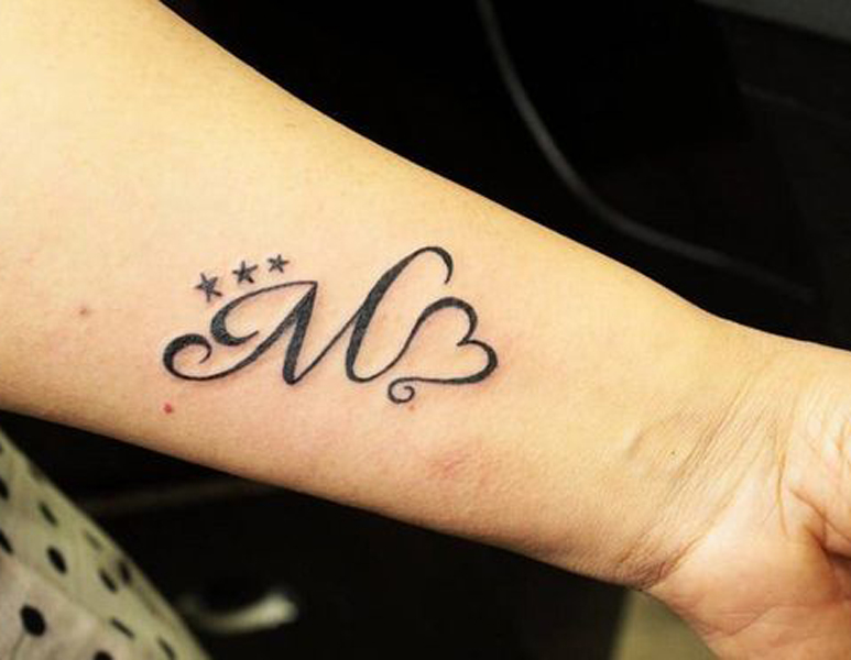 Csillagos M betű tetoválás a kezén