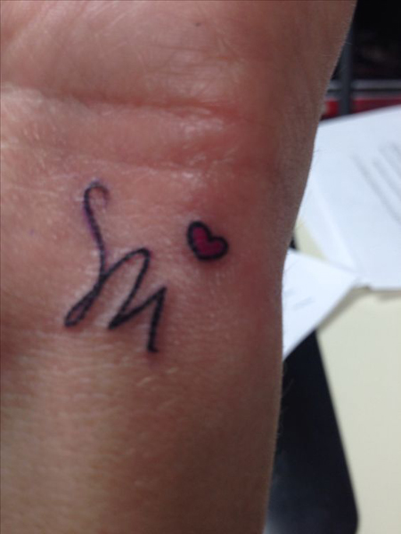 Kurzív M betű szerelmes tetoválás