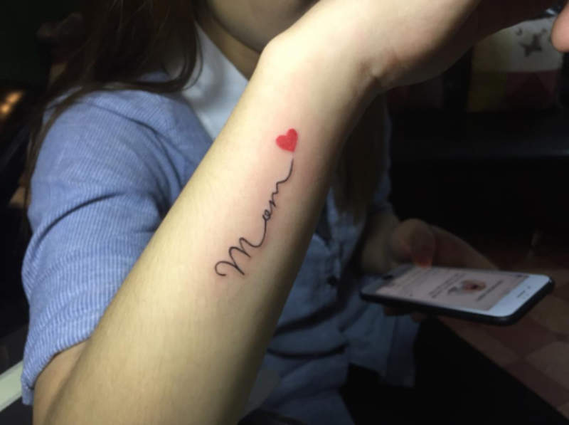 Imádnivaló M betűs tetoválás a kezén