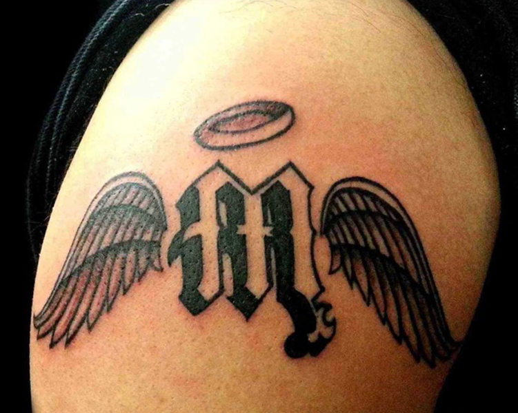 Elképesztő M betűs tetoválás tervezés szárnyakkal