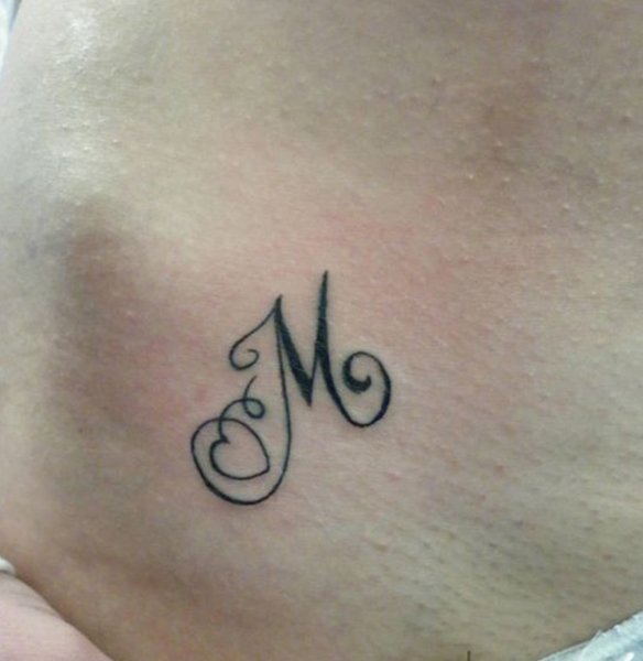 Aranyos tetoválás M betűvel