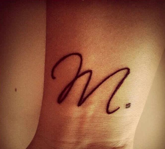 Kanyargós M betű tetováláshoz