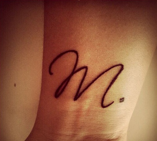 Kurvet bogstav M til en tatovering
