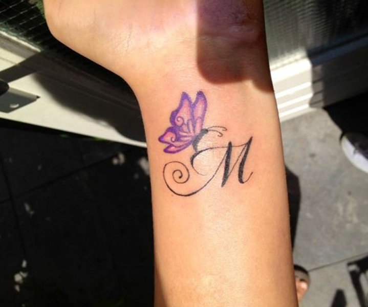 Kærlig M Letter Tattoo med en sommerfugl