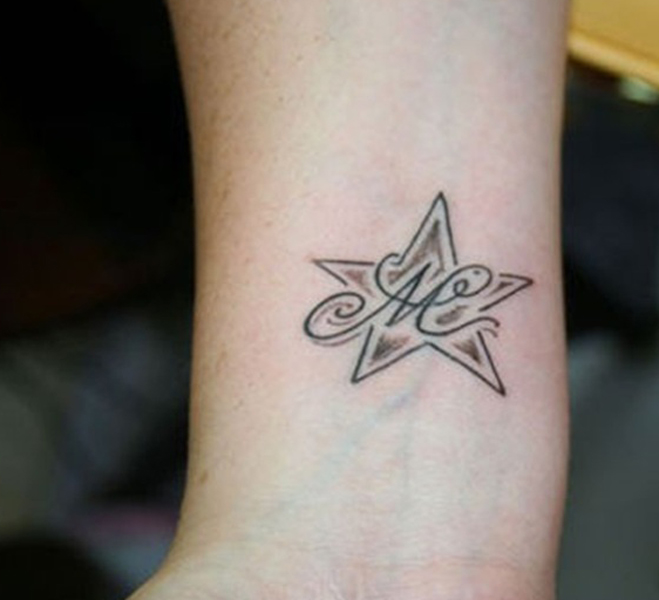 M betűs tetoválás tervezés csillag alakban