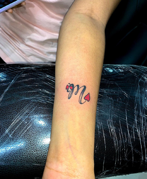 M Letter Tattoo på hånden