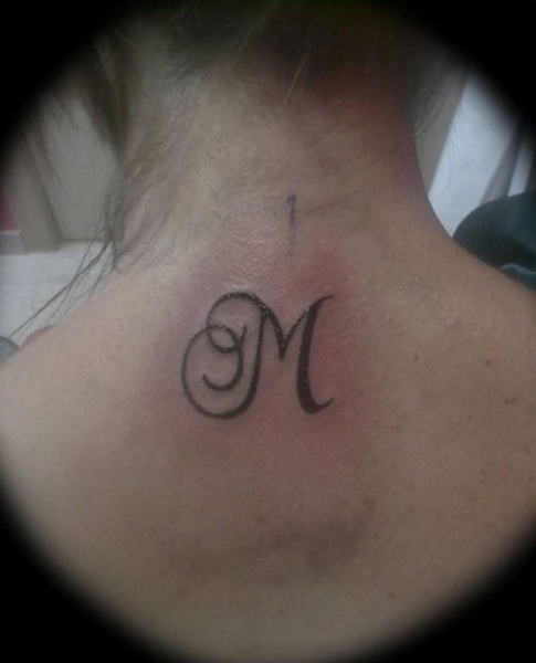 Almindelig M Design -tatovering