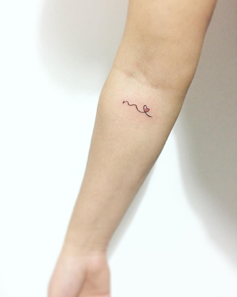 M Letter Tattoo på hånden
