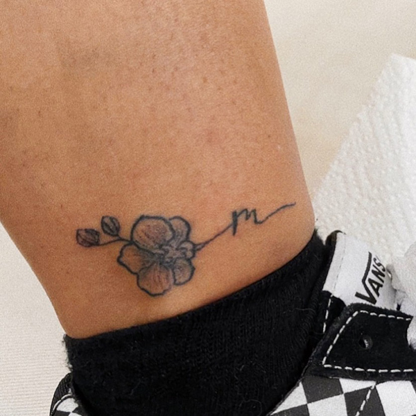 Floral M tatoveringsdesign