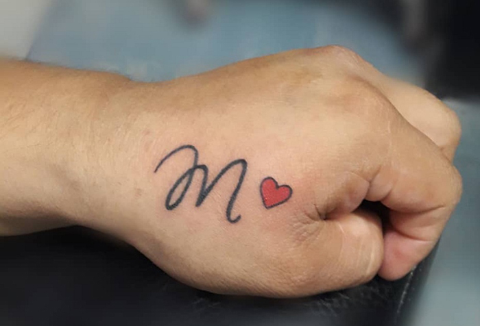 Kifejező M betűs tetoválás szívvel