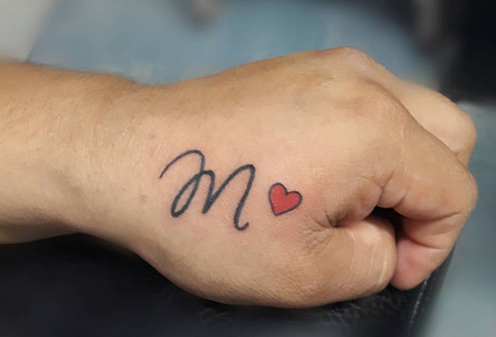Ekspressiv M Font -tatovering med et hjerte
