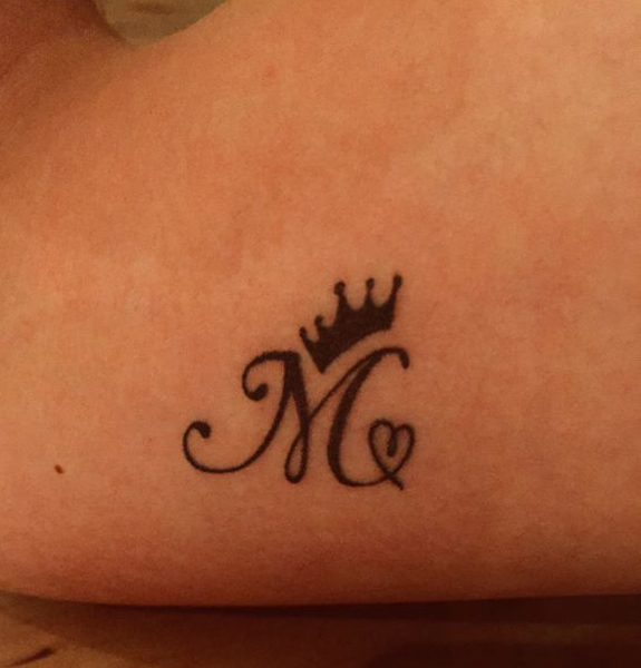 Fenséges M stílusú betűs tetoválás