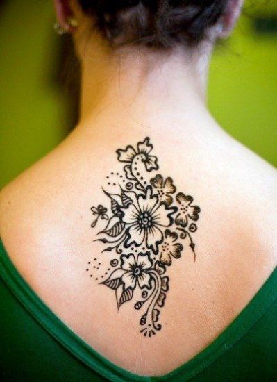 Flower Mehndi -designs til ryggen