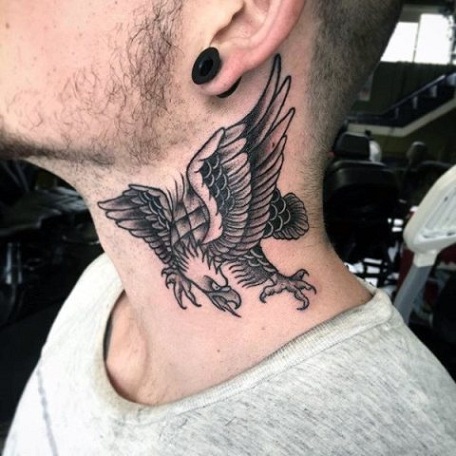 Sas tetoválás tervezés a nyakon