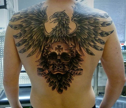 Koponya sas tetoválással a hátán