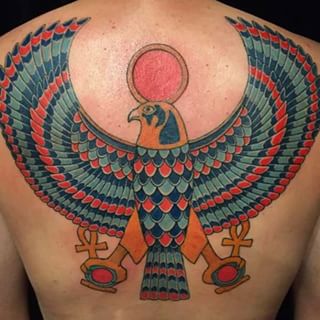 Egy egyiptomi sas tetoválás minták a hátán