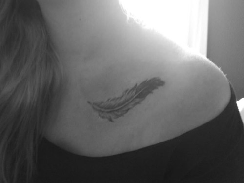 Eagle Feather Tattoo Design på skulderen