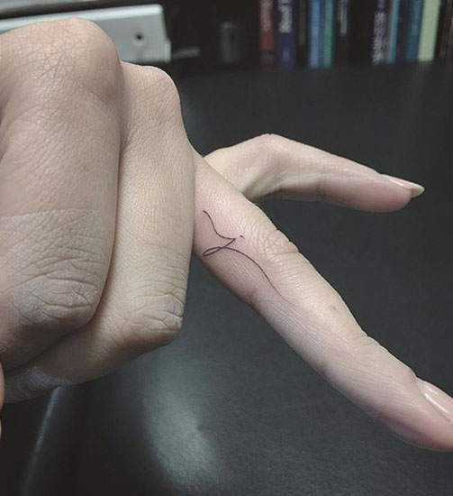 J Tetoválás A Gyűrűs Ujjon
