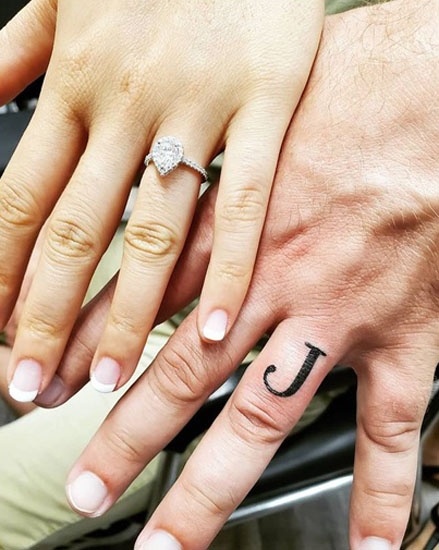 Megdöbbentő J betűs tetoválás az ujján