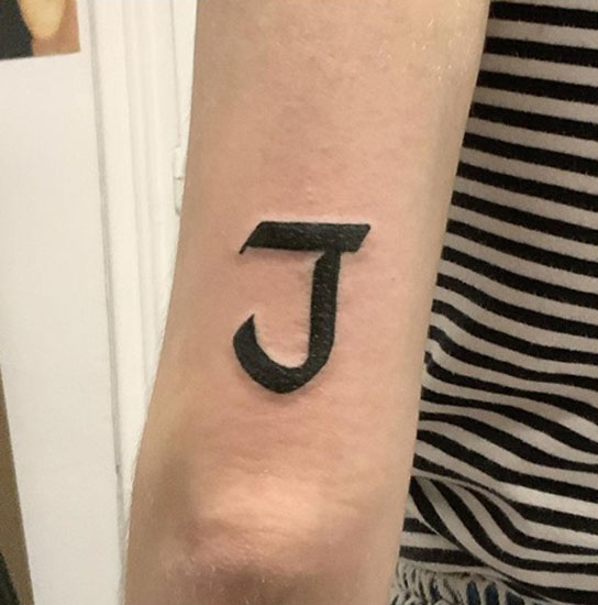 Slående J Letter Tattoo -billeder