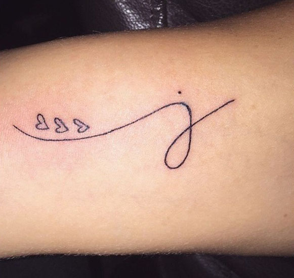 Elegáns J betűs tetoválás kis szívekkel
