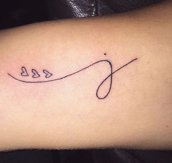 Elegant J Letter Tattoo med små hjerter