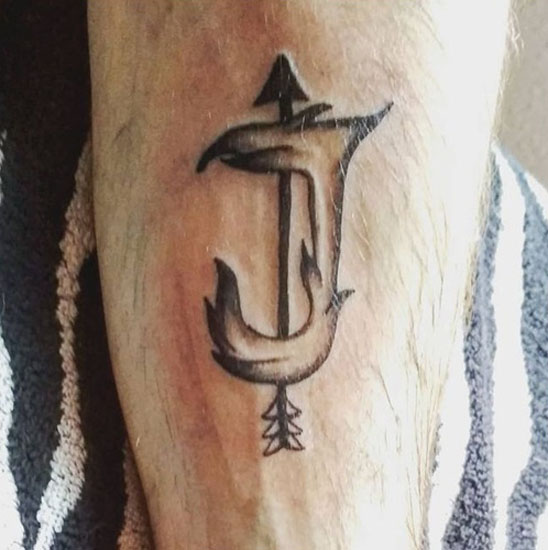 J Letter Tattoo med en pil