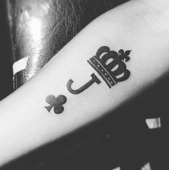 Fenséges J betűs tetoválás koronával