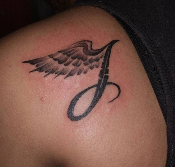 Flyvende J Letter Tattoo med vinger