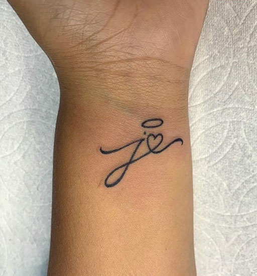 Stílusos tetoválás csuklón szívvel és halóval