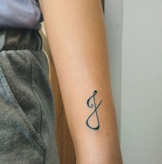 Kurzív J betűs tetoválás minták a kezében