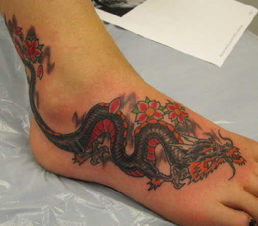 Tüzes sárkány tetoválás stílus a lábán