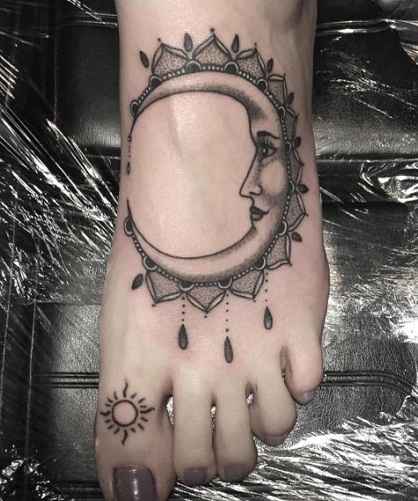 A nyugtató hold tetoválása a lábán