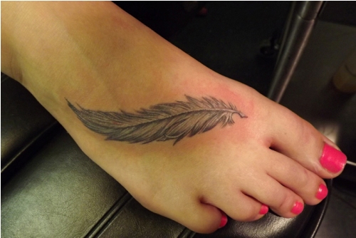 Egyszerűen könnyű tetoválás a lábán