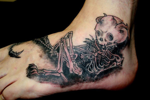 Csontváz láb tetoválás