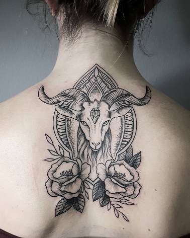 Stilfuld hals Stenbukken tatoveringsdesign
