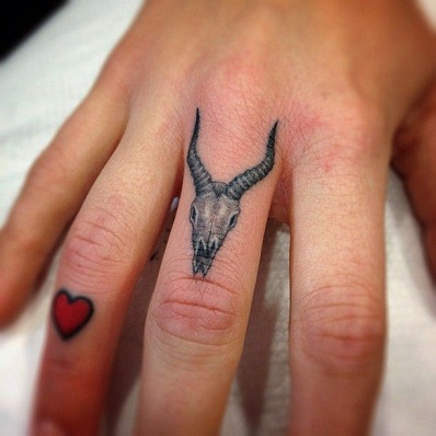 Stenbukken hoved tatovering på fingeren